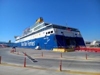 Unser Foto (©Eurokinissi) zeigt die in Solidaritätsstreik getretene Blue Star Chios, auf welcher sich der Arbeitsunfall ereignete.