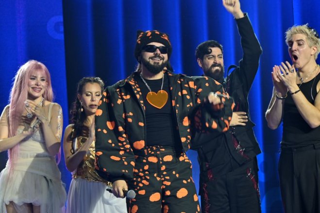 Unser Foto (© Eurokinissi) zeigt Akylas am Sonntag (15.2.) nach seinem Sieg des Vorentscheids „Sing For Greece 2026“ für den Eurovision Song Contest.