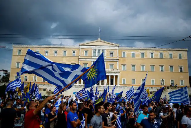 Unser Archivfoto (© Eurokinissi) entstand im Sommer 2018 vor dem griechischen Parlament während eine Demonstration gegen die Nutzung des Namens „Makedonien“ durch die FYROM. 