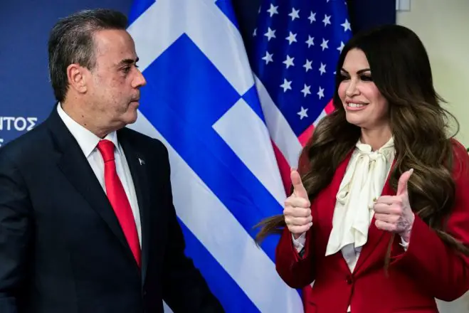 Unser Archivfoto (© Eurokinissi) zeigt den Minister für Umwelt und Energie Stavros Papastavrou (l.) und die US-Botschafterin in Athen Kimberly Guilfoyle.