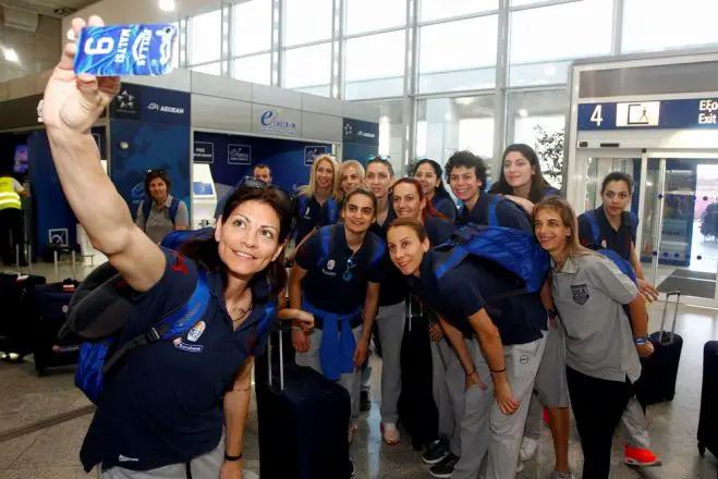 Das Foto von Eurokinissi zeigt das Frauen-Basketballteam kurz vor dem Abflug zur EM in Tschechien. 