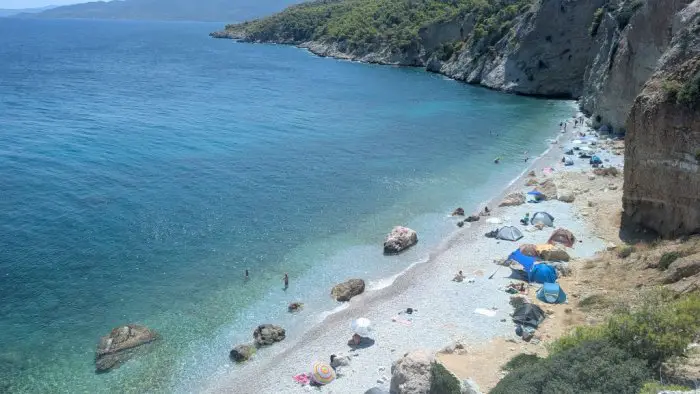 Unser Foto (© Griechenland Zeitung / Janrike Winter) zeigt die Aussicht von der Klippe über den Chalikiada Beach auf der Insel Agistri.