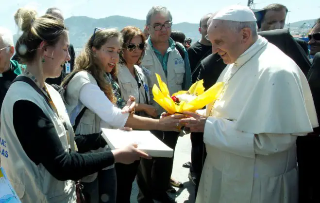 Unser Archivfoto (© Eurokinissi) entstand, als Papst Franziskus 2016 die Insel Lesbos im Osten der Ägäis besucht hatte.