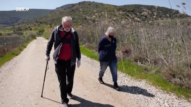 Unser Foto (© / ardmediathek.de) zeigt das Rentnerpaar Karin und Walter, die eine Mietwohnung in Griechenland suchen.