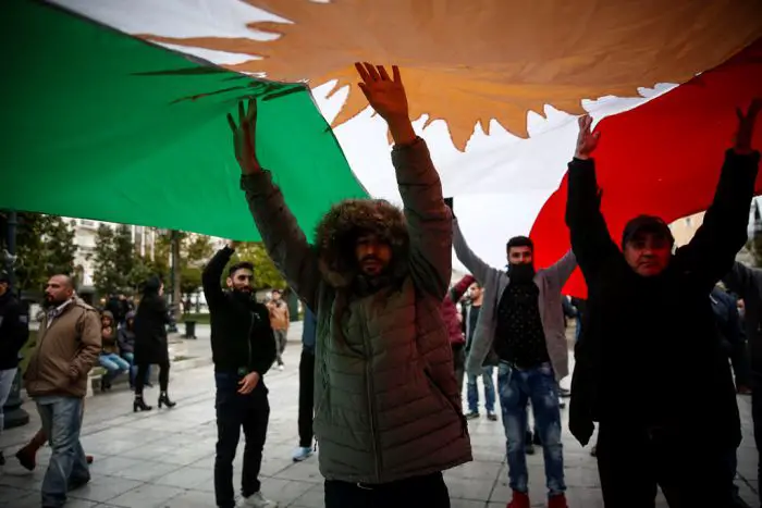 Unser Archivfoto (© Eurokinissi) entstand im Januar 2018 während einer Demonstration von in Griechenland lebenden Kurden vor dem Parlament in Athen.