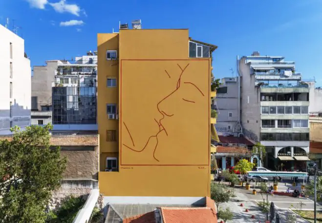 Foto (© Onassis Foundation / Tzetzias_Studioon): „Der Kuss&quot; von Ilias Papailiakis, der auf dem Avdi-Platz die Fassade eines mehrstöckigen Hauses schmückt.