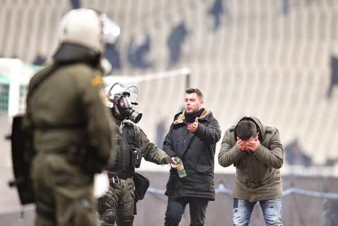 Das Foto (© Eurokinissi) entstand am letzten Sonntag direkt nach den Ausschreitungen der zweiten Hälfte.