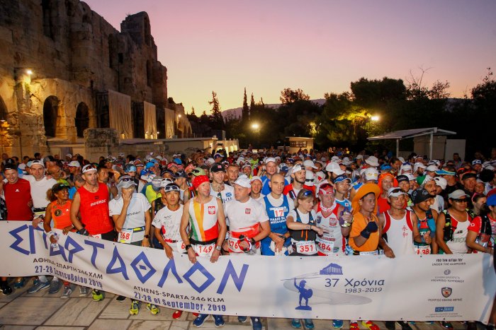 Unser Archivfoto (© Eurokinissi) entstand 2019 beim legendären Spartathlon, einem „Ultramarathon“, der über eine Strecke von 246 Kilometern führt. Dabei muss die historische Strecke zwischen Sparta nach Athen in weniger als 36 Stunden zurückgelegt werden.