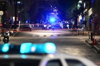 Unser Archivfoto (© Eurokinissi) zeigt die Polizei vor den Büros von Hellenic Train nach dem Anschlag im April letzten Jahres.