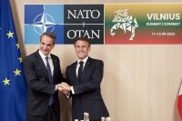 Unser Foto (© Eurokinissi) entstand am Mittwoch (12.7.) in Vilnius während eines Treffens zwischen Premierminister Kyriakos Mitsotakis (l.) und dem französischen Präsidenten Emmanuel Macron.