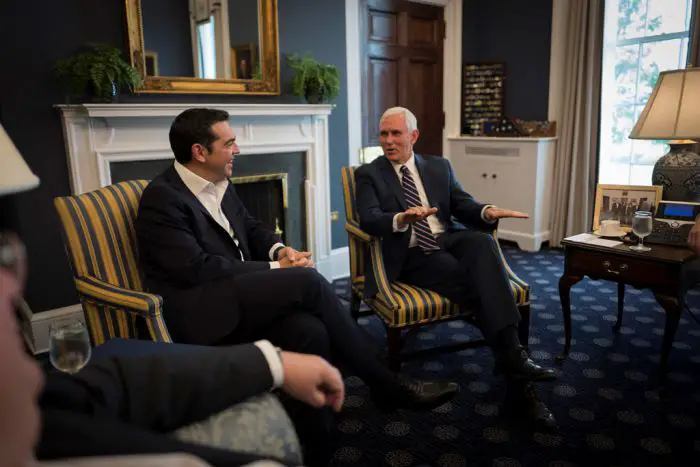 Unser Archivfoto (© Eurokinissi) entstand im Oktober 2017 während eines USA-Besuches von Premierminister Alexis Tsipras (l.). Rechts neben ihm der Vizepräsident der Vereinigten Staaten Mike Pence.