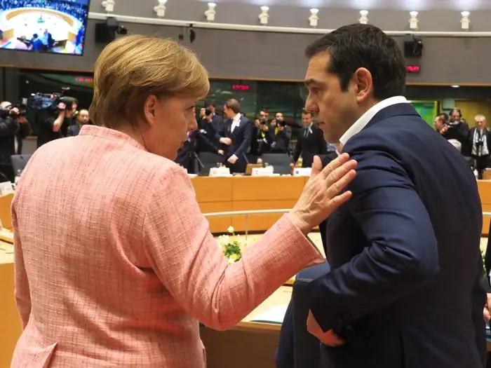 Unser Archivfoto (© Eurokinissi) entstand im März in Brüssel; abgebildet sind die deutsche Bundeskanzlerin Angela Merkel und ihr griechischer Amtskollege Alexis Tsipras. Am Dienstag führte die Kanzlerin ein Telefonat mit Tsipras, worin es um die Lösung der Namensfrage der FYROM ging.