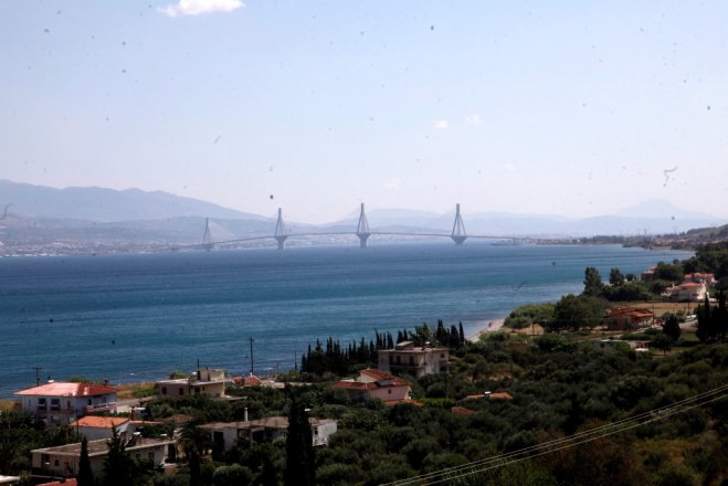 Unser Archivfoto (© Eurokinissi) zeigt den westlichen Teil des Golfes von Korinth bei Patras.