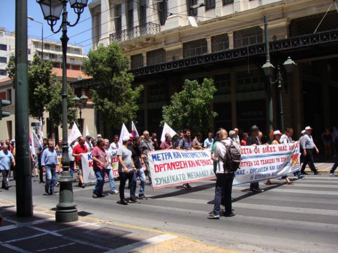 Unser Foto (© Griechenland Zeitung / Jan Hübel) zeigt einen Protestmarsch in Griechenland gegen ein weiteres Sparpaket.