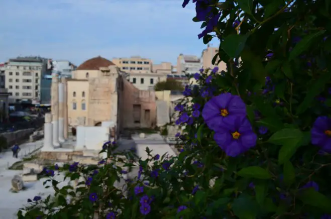 Foto (© Griechenland Zeitung / Jan Hübel): Ab Mittag ziegen einige Wolken über Athen.
