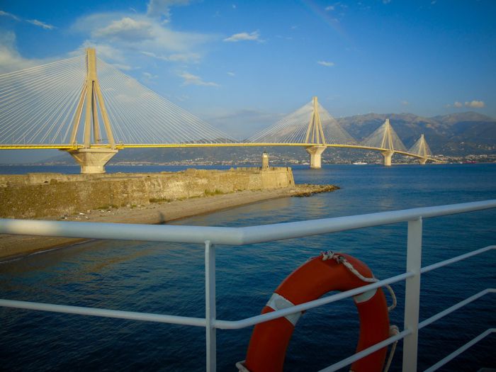 Unser Archivfoto (© Eurokinissi) zeigt die Brücke, die die Orte Rion bei Patras mit Antirrion auf dem griechischen Festland verbindet.