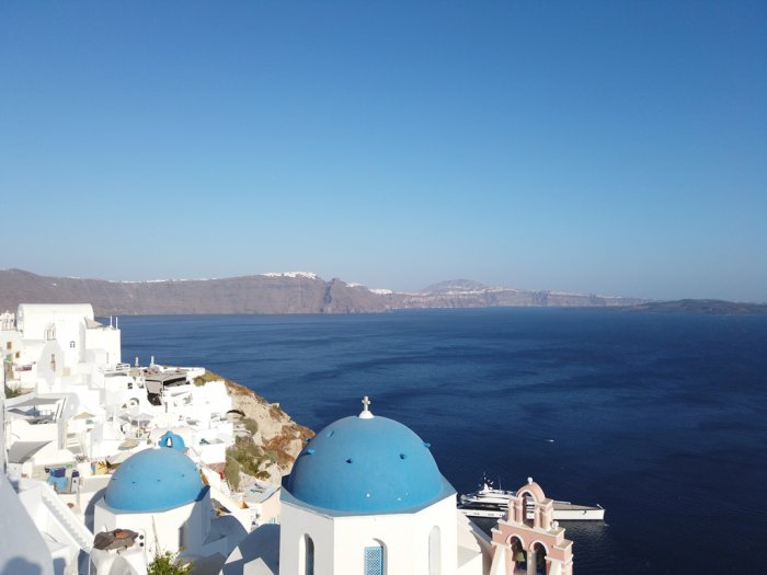 Das Foto (© GZ / Leonie Meyer) enstand im nördlichen Ort Oia auf der Kykladeninsel Santorini.