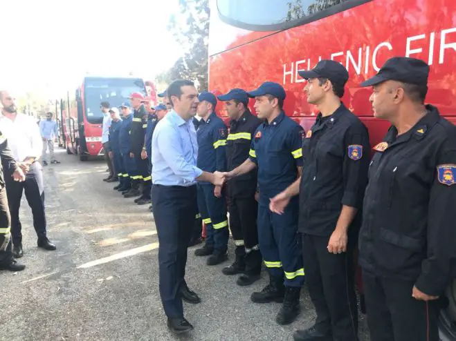 Unsere Fotos (©Pressebüro des Ministerpräsidenten) entstanden am Montag während einer Inspektion des Ministerpräsidenten Alexis Tsipras an den von den Waldbränden heimgesuchten Orten in Ostattika.  