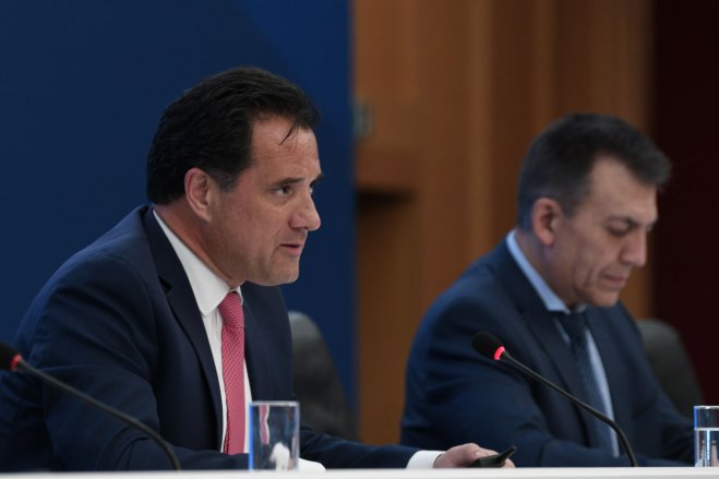 Unser Foto (© Eurokinissi) zeigt Minister für Entwicklung und Investitionen Adonis Georgiadis (l.) und Arbeitsminister Jannis Vroutsis.