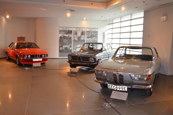 Das Foto (© Jan Hübel) zeigt drei alte BMW Modelle. 