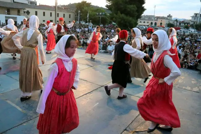 Unser Archivfoto (© Eurokinissi) zeigt Mitglieder der Vereinigung für griechische Tänze in Argos auf der Peloponnes.