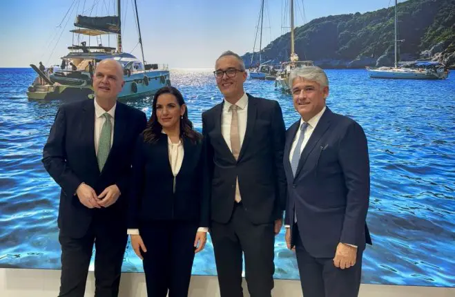 Tourismusministerin Kefalogianni mit Vertretern der deutschen Reisebranche (Foto: mintour)