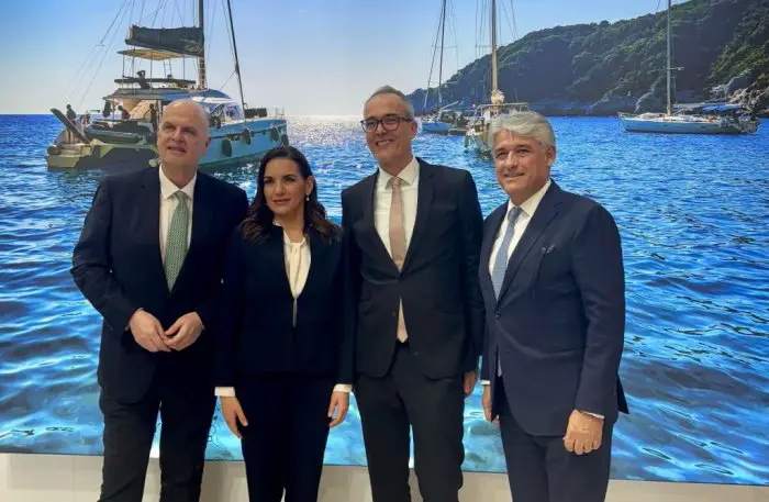 Tourismusministerin Kefalogianni mit Vertretern der deutschen Reisebranche (Foto: mintour)
