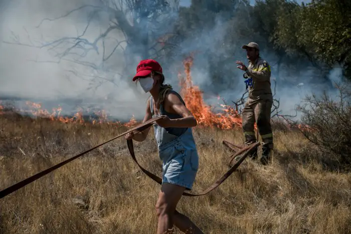 Unser Archivfoto (© Eurokinissi) entstand während eines Waldbrandes vor etwa einem Monat in Keratea.