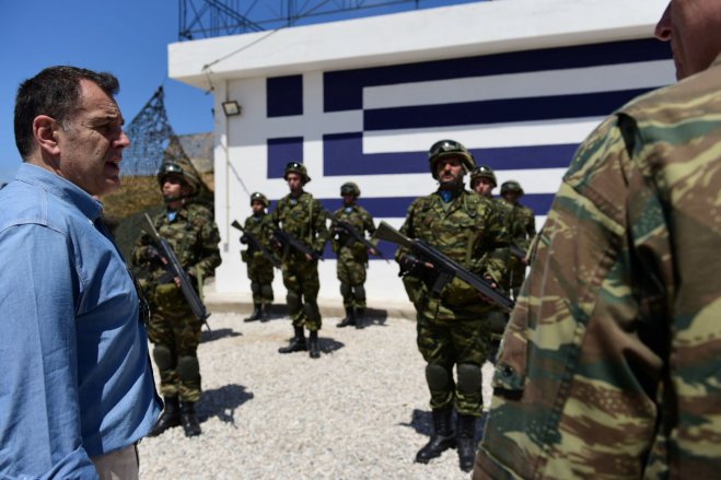 Unser Foto (© Eurokinissi) entstand während eines offiziellen Besuches des griechischen Verteidigungsministers Nikos Panagiotopoulos in Kasernen, die sich auf Kleininseln im Osten der Ägäis befinden.