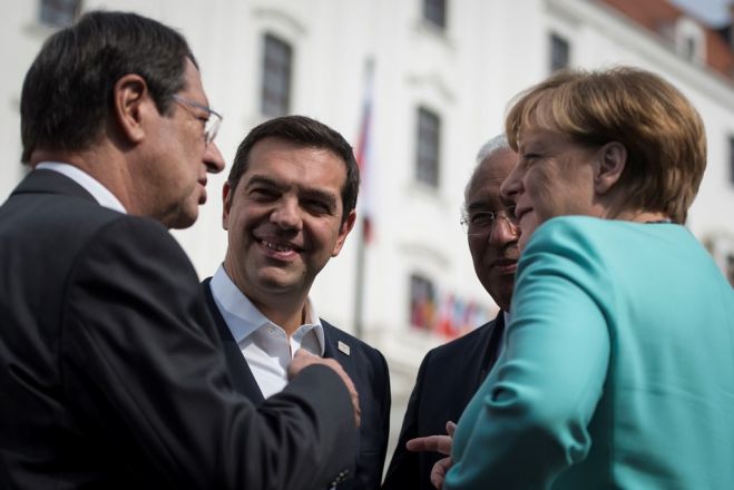 Unsere Archivaufnahme entstand am 16. September 2016 beim EU-Gipfeltreffen in Bratislava. Abgebildet ist u. a. Ministerpräsident Alexis Tsipras (2.v.l.) und rechts die deutsche Bundeskanzlerin Angela Merkel. Griechische Medien berichten, dass beide Regierungschefs noch vor Merkels Abreise nach Ankara ein Telefonat führen werden.