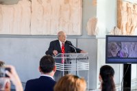 Unser Archivfoto (© Eurokinissi) zeigt den Archäologie-Professor Dimitris Pantermalis im Akropolis Museum.