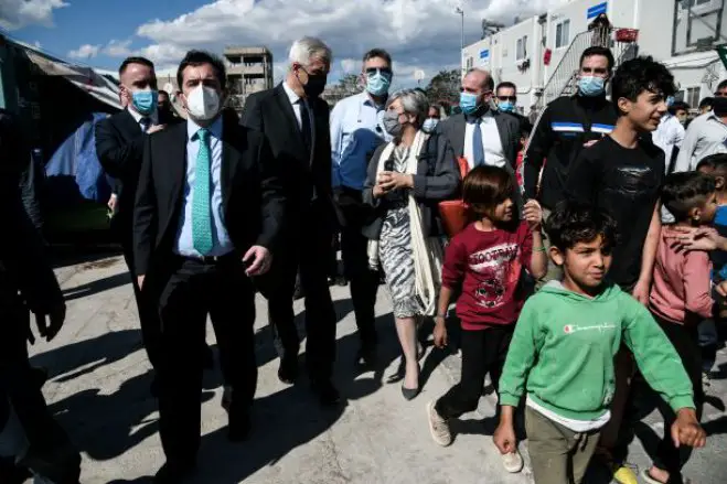 Unser Archivfoto (© Eurokinissi) zeigt den griechischen Migrationsminister Notis Mitarakis (l.) während eines Besuchs in einem griechischen Flüchtlingscamp.