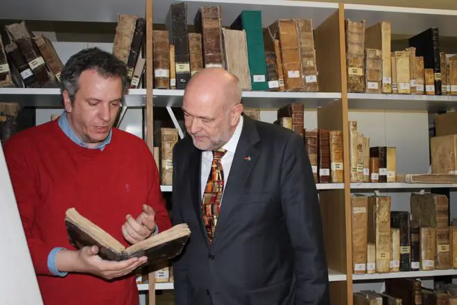 Der Vizebürgermeister für Kultur der Stadt Kozani, Panagiotis Dimopoulos (links), mit dem stellvertretenden Generalkonsul, Carsten Müller, bei dem Besuch der Kowentarios Stadtbibliothek in Kozani (Fotos © Stadt Kozani).