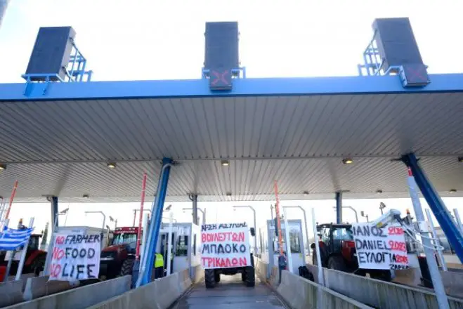 Unser Archivfoto (© Eurokinissi) entstand während einer Bauernblockade an der Mautstelle von Loggos Trikala