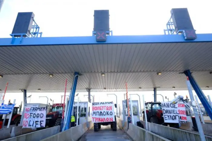 Unser Archivfoto (© Eurokinissi) entstand während einer Bauernblockade an der Mautstelle von Loggos Trikala