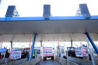 Unser Archivfoto (© Eurokinissi) entstand während einer Bauernblockade an der Mautstelle von Loggos Trikala