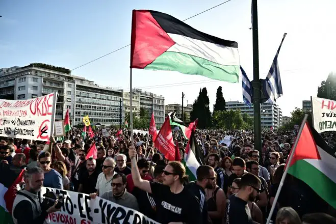 Unsere Fotos (© Eurokinissi) entstanden bei der Kundgebung am Mittwoch, 21.5., auf dem Syntagmaplatz vor dem Parlament in Athen.