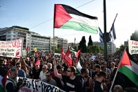 Unsere Fotos (© Eurokinissi) entstanden bei der Kundgebung am Mittwoch, 21.5., auf dem Syntagmaplatz vor dem Parlament in Athen.
