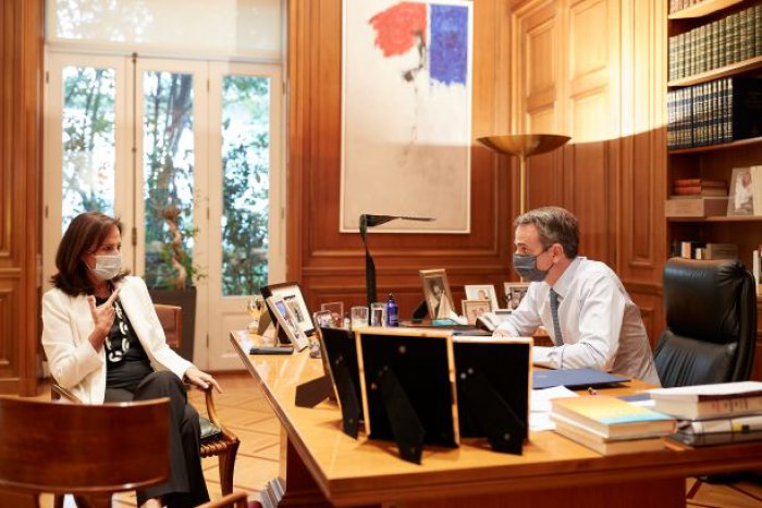 Unser Foto (© Eurokinissi) entstand am Dienstag (13.10.) während eines Treffens zwischen Premierminister Kyriakos Mitsotakis und Anna Diamantopoulou.