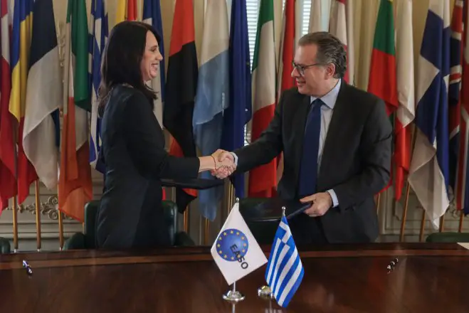 Unser Foto (© Eurokinissi) zeigt den stellvertretenden Migrationsminister Jorgos Koumoutsakos (r.) und die Exekutivdirektorin des EASO Nina Gregori.