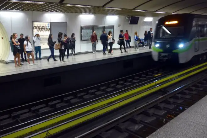 Unsere Fotos (© Eurokinissi) zeigen die Athener U-Bahn sowie Fahrgäste an den Entwertungsautomaten der traditionellen Fahrkarten. Diese sollen nun durch ein E-Ticket Ath.Enaticket oder durch die Monatskarte Ath.EnaCard ersetzt werden.