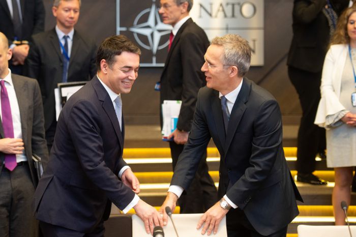 Unsere Fotos (© Eurokinissi) sind am Mittwoch in Brüssel entstanden. Vertreter der 29 Bündnisstaaten der NATO haben das Beitrittsprotokoll der FYROM beim Nordatlantikpakt unterzeichnet. Links im Bild der Außenminister der FYROM Nicola Dimitrow neben dem Nato-Generalsekretär Jens Stoltenberg.