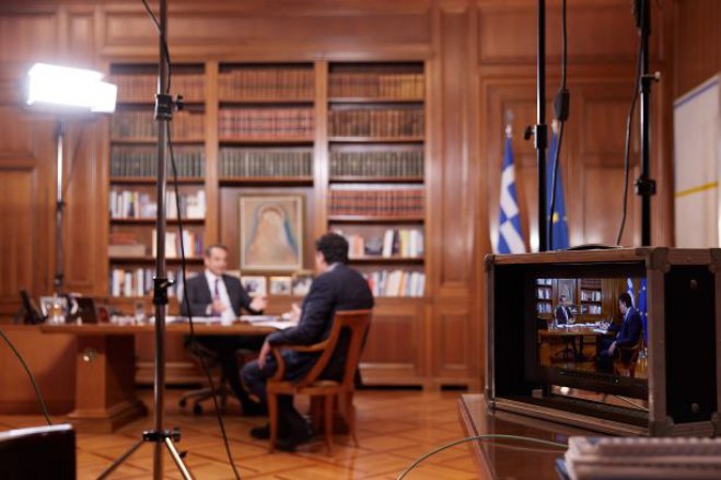 Unsere Fotos (© Eurokinissi) zeigen Ministerpräsident Kyriakos Mitsotakis am Mittwoch im Rahmen eines Interviews für den Fernsehsender SKAI.