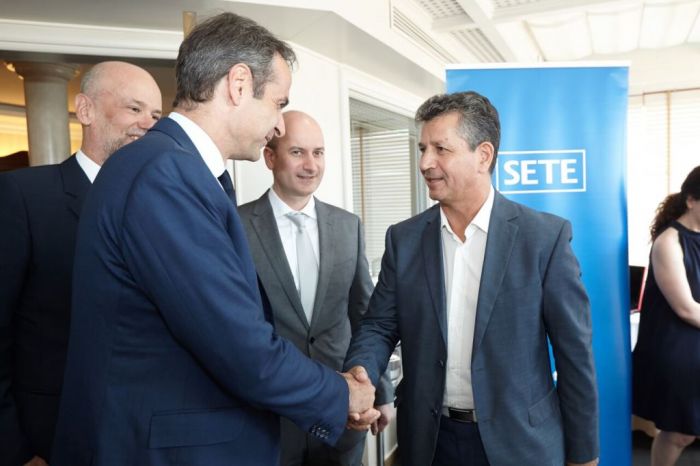 Unser Foto (© Eurokinissi) zeigt den Vorsitzenden der konservativen Nea Dimokratia, Kyriakos Mitsotakis (2.v.l), während der einer Sitzung des Verbandes der Tourismusunternehmen Griechenlands (SETE).