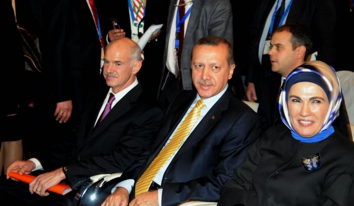 Unser Archivfoto (© Eurokinissi) zeigt den türkischen Staatspräsidenten Recep Tayyip Erdogan (m.) mit seiner Frau Emine während eines Besuches in Athen im Jahre 2010. Links im Bild der damalige griechische Ministerpräsident Jorgos Papandreou.