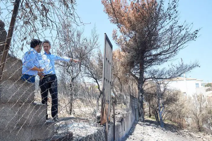 Unser Archivfoto (© Eurokinissi) zeigt Oppositionschef Kyriakos Mitsotakis während eines Besuches im ostattischen Ort Mati. Ende Juli hat hier ein verheerender Waldbrand gewütet, der mindestens 97 Menschen das Leben gekostet hat. 