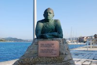 Foto (© wp): Nikos Kavadias Statue in Argostoli.