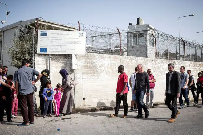 Unser Archivfoto (© Eurokinissi) entstand vor dem Aufnahme- und Registrierungszentrum für Asylsuchende bei Moria auf der Insel Lesbos. Damals hatte der frühere Finanzminister Janis Varoufakis, Gründer der Partei MeRA25, hier einen Besuch abgestattet.