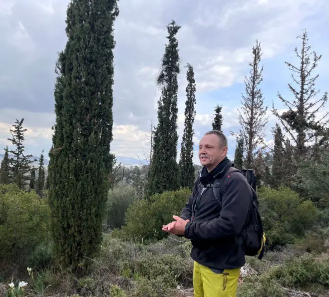 Martin Scharnhorst auf der besagten Wanderroute am Hymmetos (Griechenland Zeitung / Anny Schmidt).