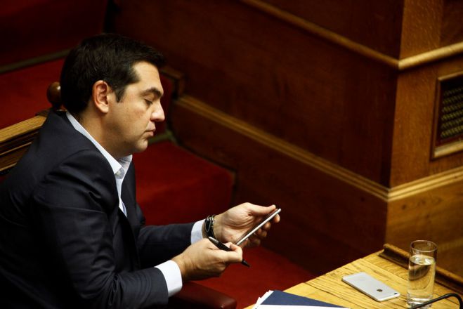 Unser Foto (© Eurokinissi) zeigt Ministerpräsident Tsipras im Parlament.